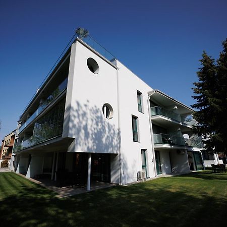 Villa Bauhaus Wellness Apartman ชิโอฟก ภายนอก รูปภาพ